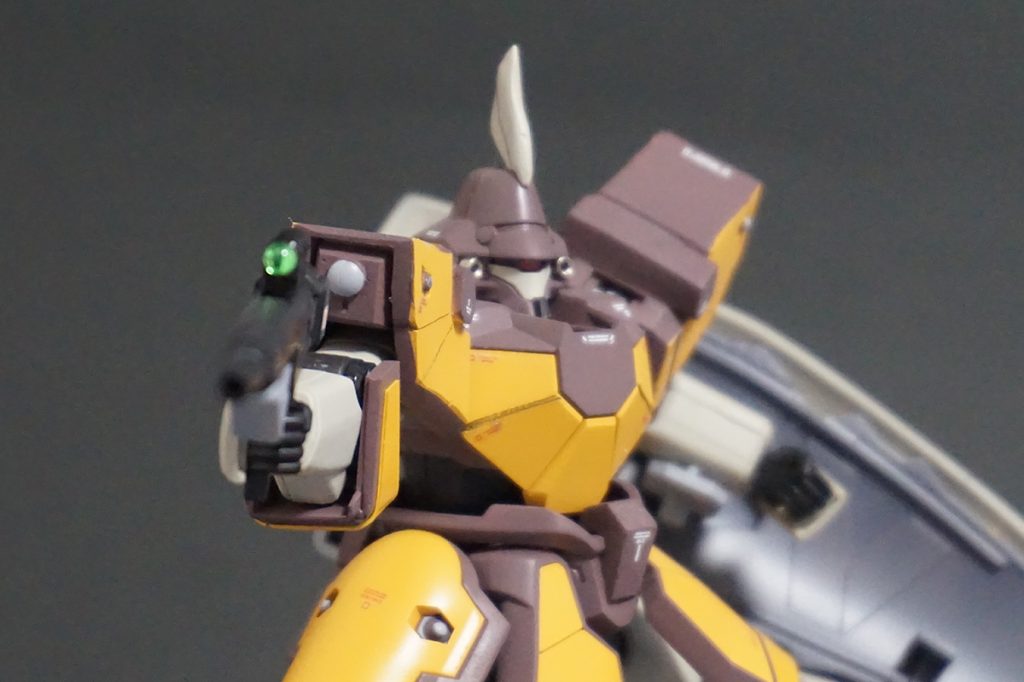 ビームライフルを構えて