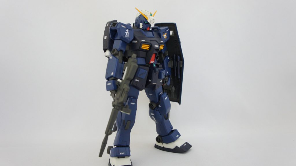 シールド裏にも武装を仕込みました。