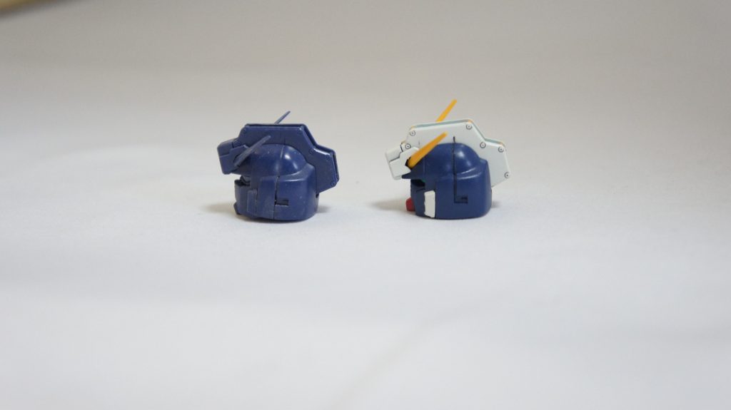 左が直組の付録品右が加工後顎の位置を1ミリほど引っ込ませ、頬の下部もカットして短かくしました