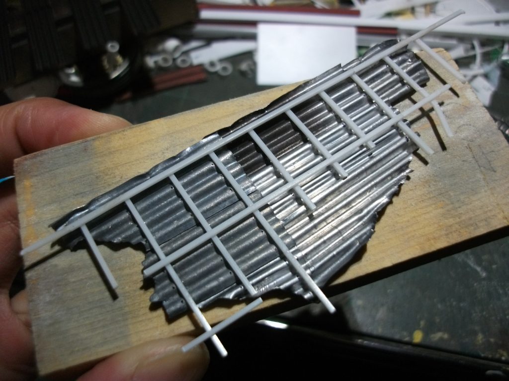 小物、トタン屋根をスクラッチ中