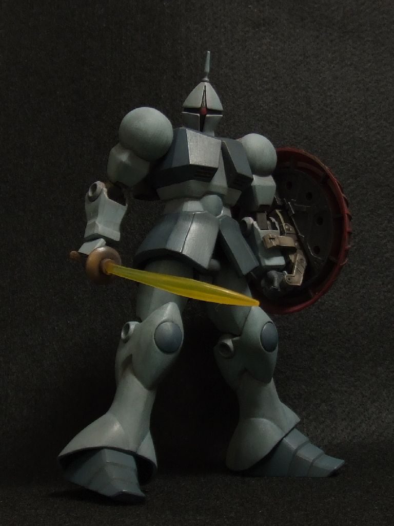 モノアイの周囲の装甲にほんのりバイオレットを置きましたが、ほとんど写っていませんね。撮影することを考えると、もう少し大胆にした方が良かったのかも。