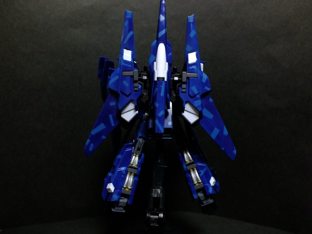 後ろ 隊長機はウイングが付いてより可変機らしくなってすこです
