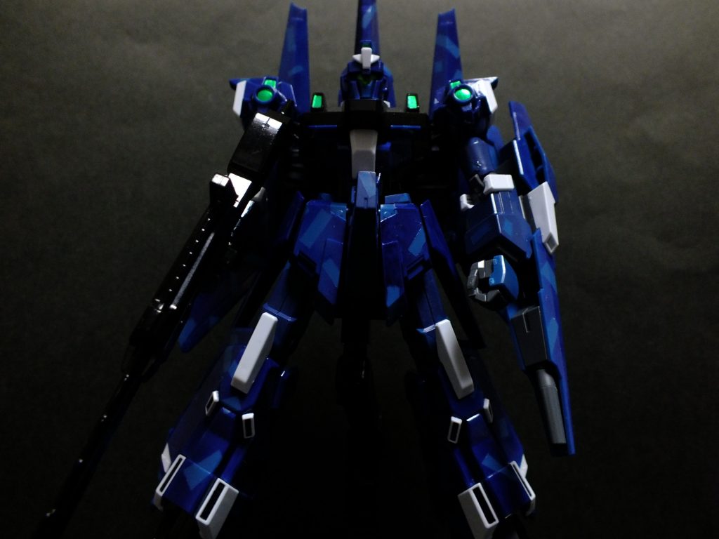 最後にアオリで。アオリだとプラモデルとはいえ彼らが人間より大きいロボットだというのを思い出させられます。