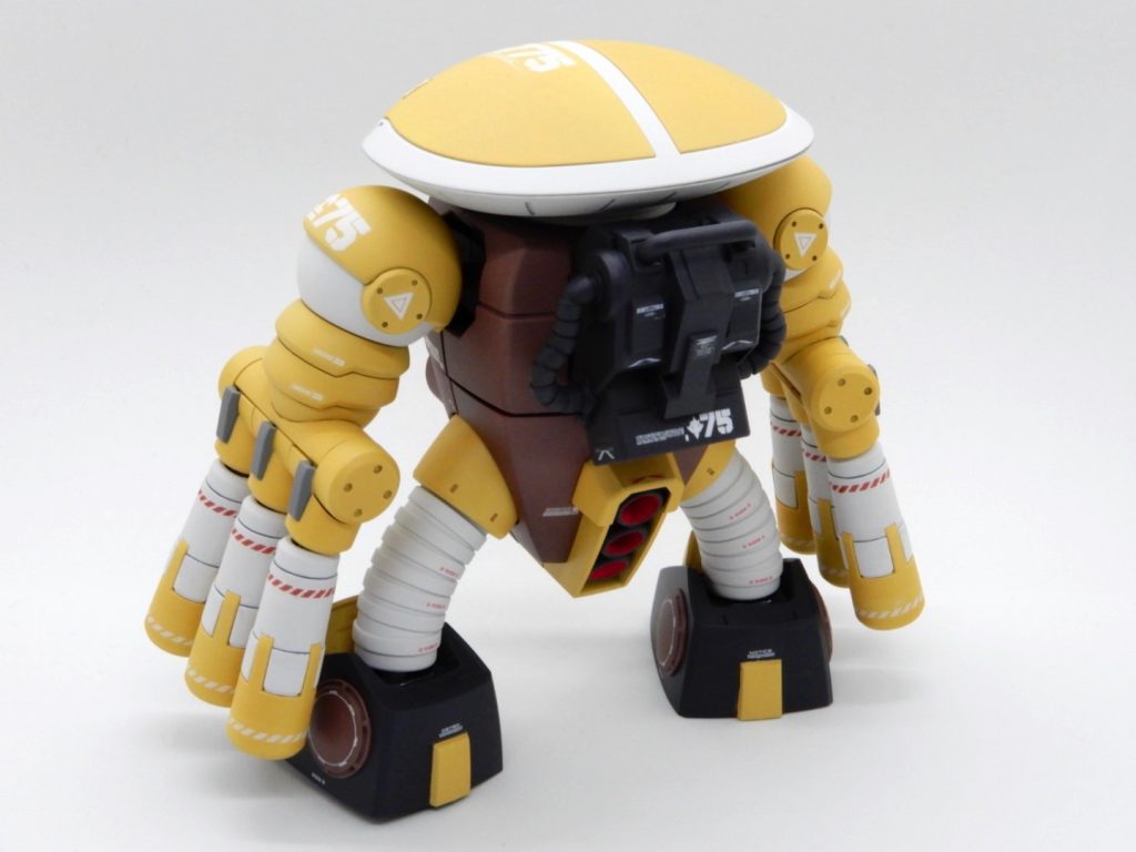 腕や肩など、モールドになっていない線はタガネで彫り込んでスミ入れしました。