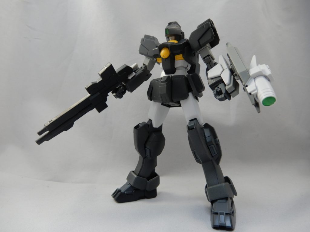 基本装備はビームライフル　ビームサーベル×2　センサー付きシールド