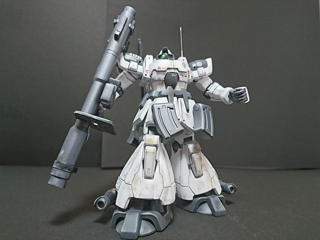 設定はともかく、単に白いドムを作りたかっただけでございます。
黒い三連星って設定に逆らうなら、白い三連星でしょって。
でも、3機も同じカスタムは、
しないよなぁ(笑)。