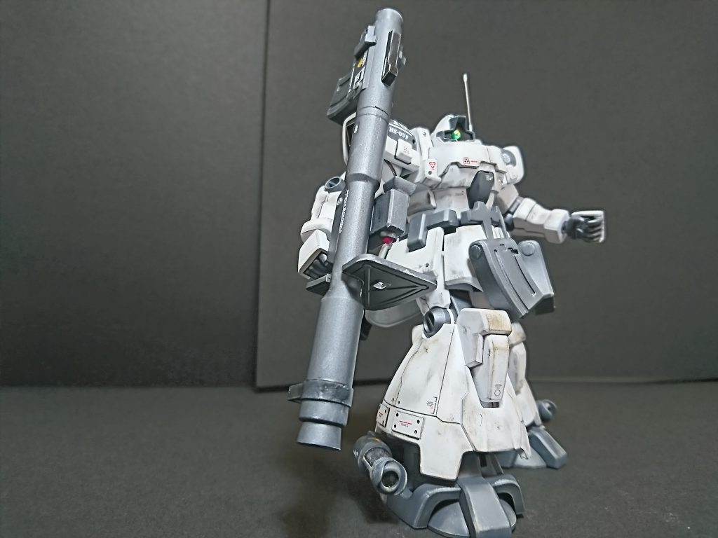 ただでさえ情報量の少ないノッペリパーツにメリハリを出させるため、ディテールアップを中心にカスタムしました。
特に下半身は、パーツ構成が大きなモジュールだらけなので、モールドを追加してやらないと上半身とのバランスが取れない様子。