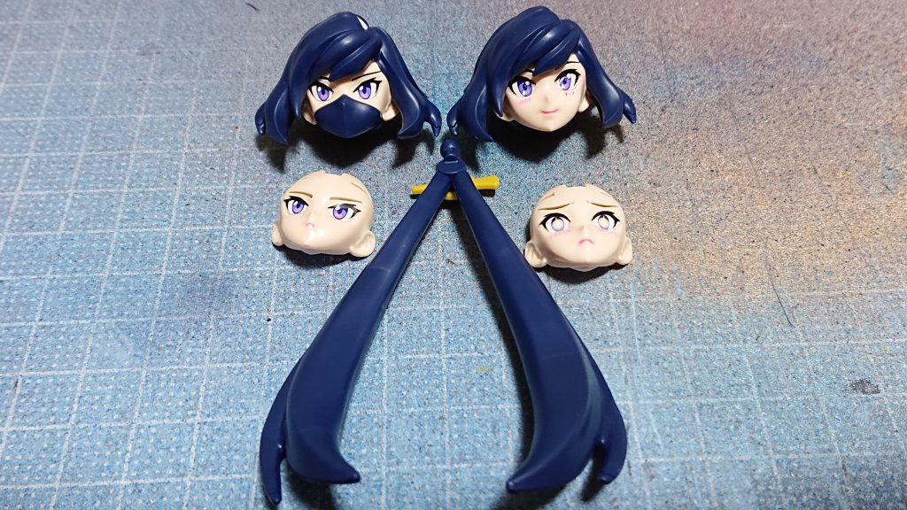 瞳はデカールでガンダムマーカーの蛍光ピンクで頬と口を塗りました。