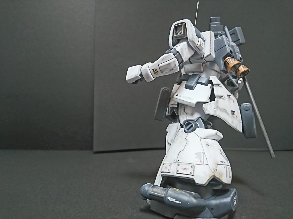 スカートアーマーとハカマにはシンプルにモールドを追加。
裾はプラ板でディテールを追加。
ショルダーアーマーは、プラ板を貼ってから角バーニアを追加することで、スナップダボを隠蔽しました。