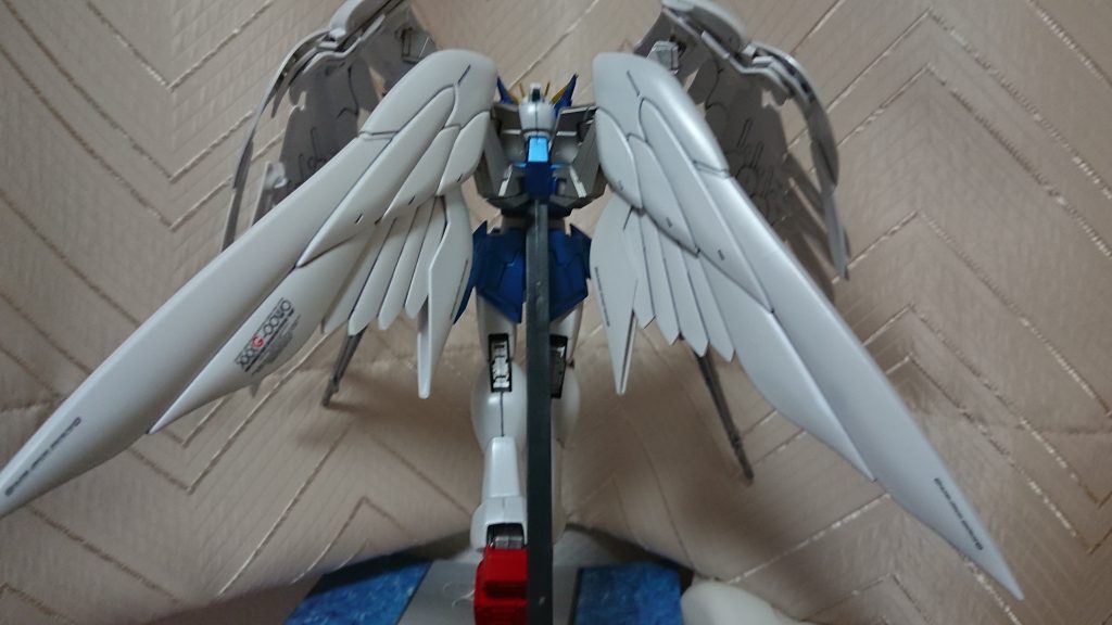 後ろから。
羽および本体はムーンストーンパールで塗装しました。デカールはここらは簡素に。