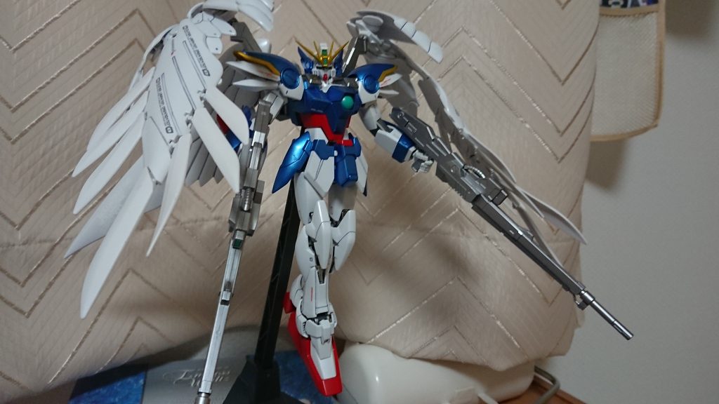 そして右側から。
角度や光のあたりかたによって、本体のメタルブルーの色合いが変わってくるのは面白くもあり、難しいところです