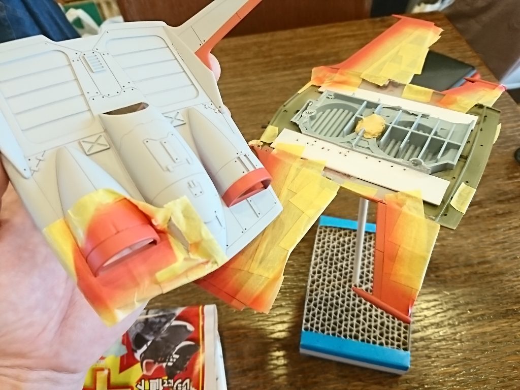 この工程を間違えました…
サフから赤を塗り分けなくても、先にベースカラーのグリーンを吹いても良かったので、結局この赤はマスキングして、吹き直ししました。二度手間でしたね。