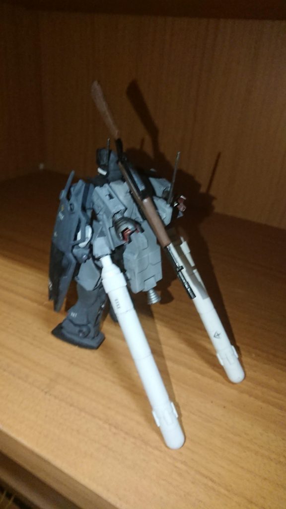 ここでは始めてかもしれませんが私のジム砂は基本的にバックパックを意識してブースターを増やしてますね
それにともなってタンクも増設しております。
まぁ、たまにしないときもありますがね(笑)