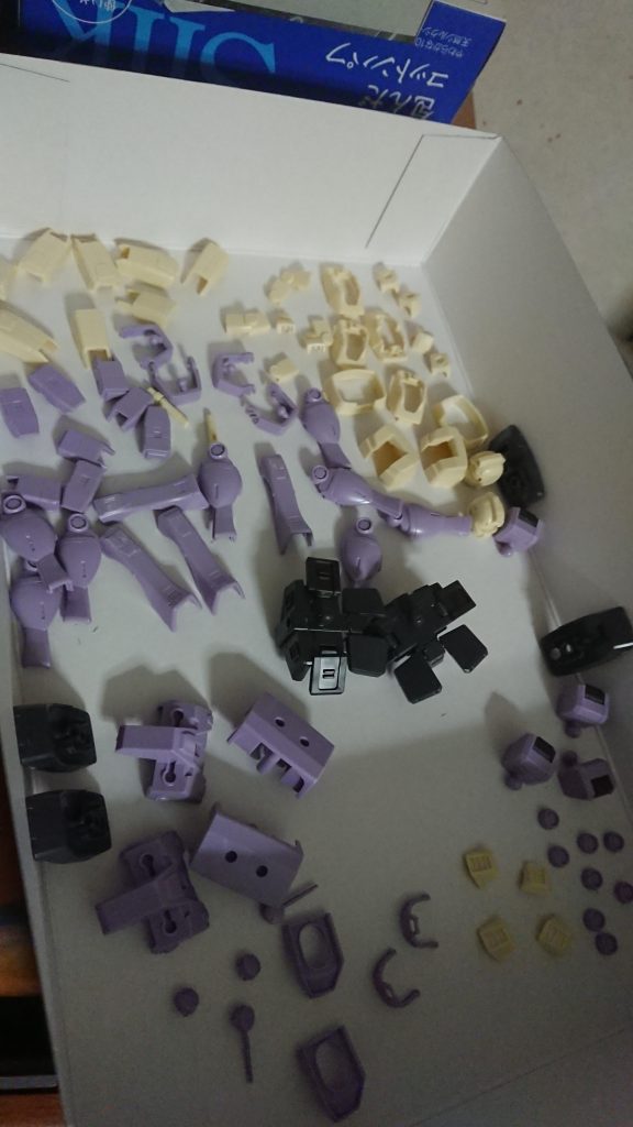 当然、二機同時製作ですので、パーツ数が多いのもありましたが……

どうバックパックと合わせようかガチで悩みましたね(^^;