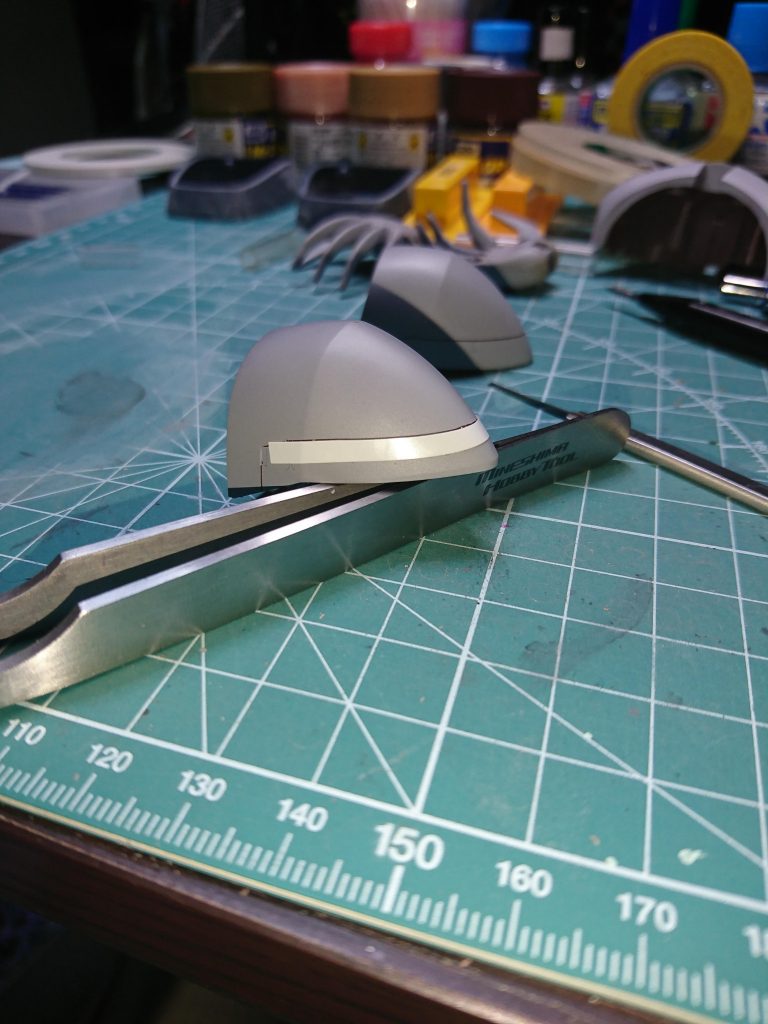 ジオン系はとにかく曲線と湾曲面ばっかなので、曲線用マスキングテープをスジ彫りのガイドにしてます。