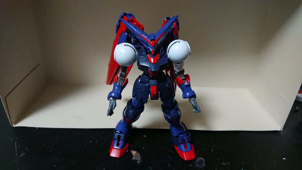 マントが変形し、まともに動けるようになった状態。両肩にGNドライヴが搭載されている。右の上腕部のパーツがなく、フレームむき出しなのは作りこみが甘い故の機体バランス調整とのこと。また、両足のブレードが無くなっているのも同じ理由。