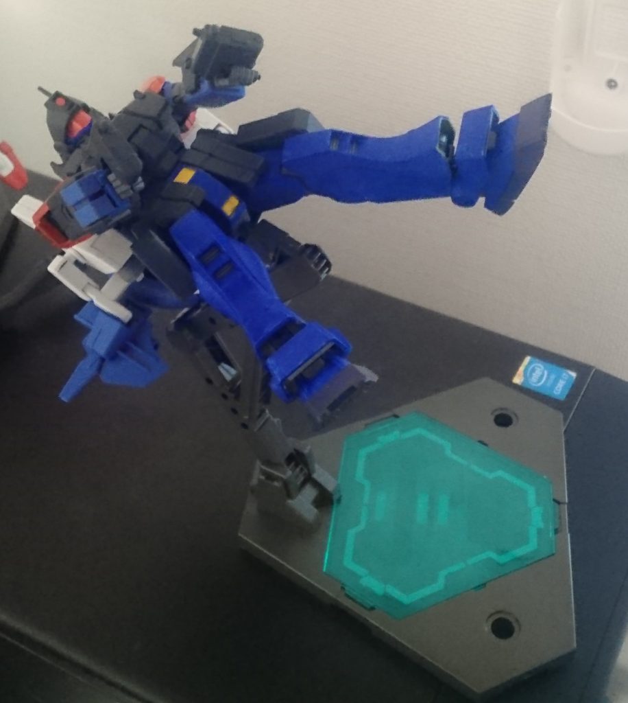 EXAM発動時は電磁ナックルや両手のハンドガンでのガンカタをメインに威力より手数の立ち回りを得意とする