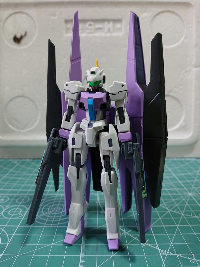 フェイス部分は中のガンダムフェイスを見せたかったので、装甲のアゴ部分を切り取ってクリアーパーツをバイザー風になるように削りました。