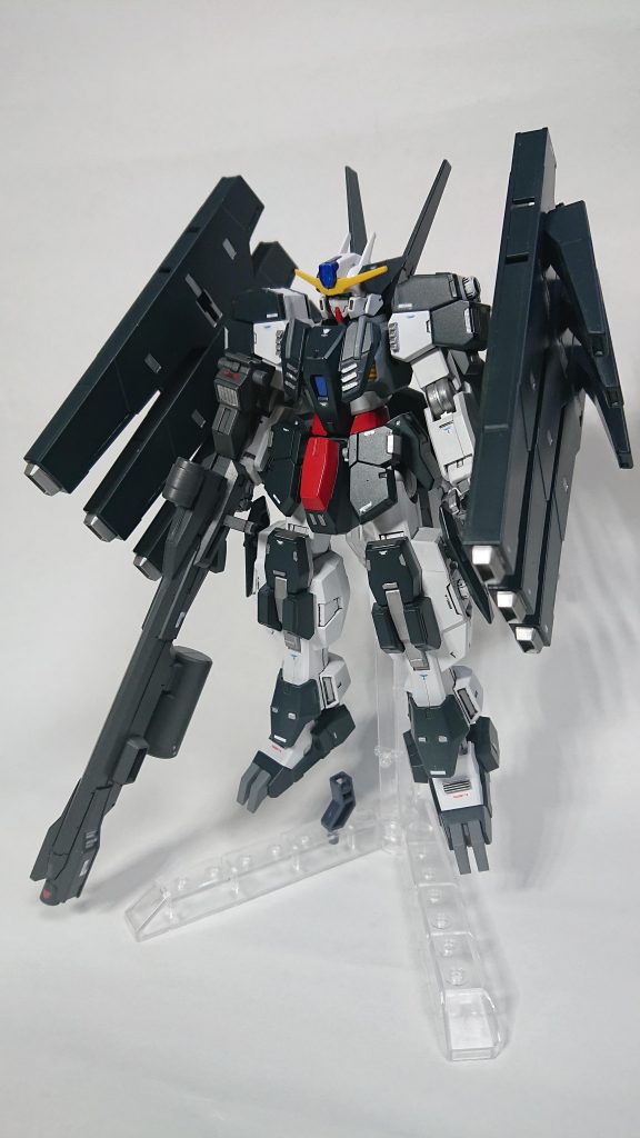 正面 サバーニャとケルディムのミキシングです。ディテールアップもしてます。メイン武器はGNロングライフルです。これで狙い撃ちです。