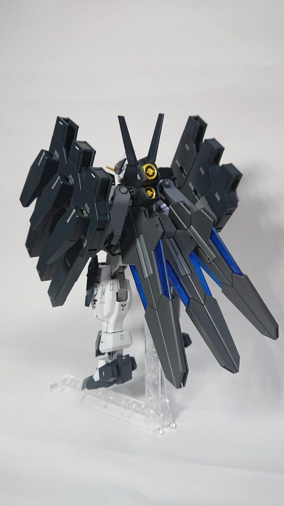 背面 GNシールドビットを装備するためにサバーニャの装備を上部に移動しています。 見えませんがGNピストルもついてます。