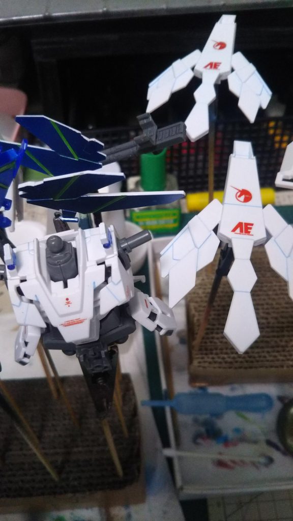スミ入れトップコート。ガイアエナメル蛍光ブルー綺麗です。光るのかわかりませんけど。