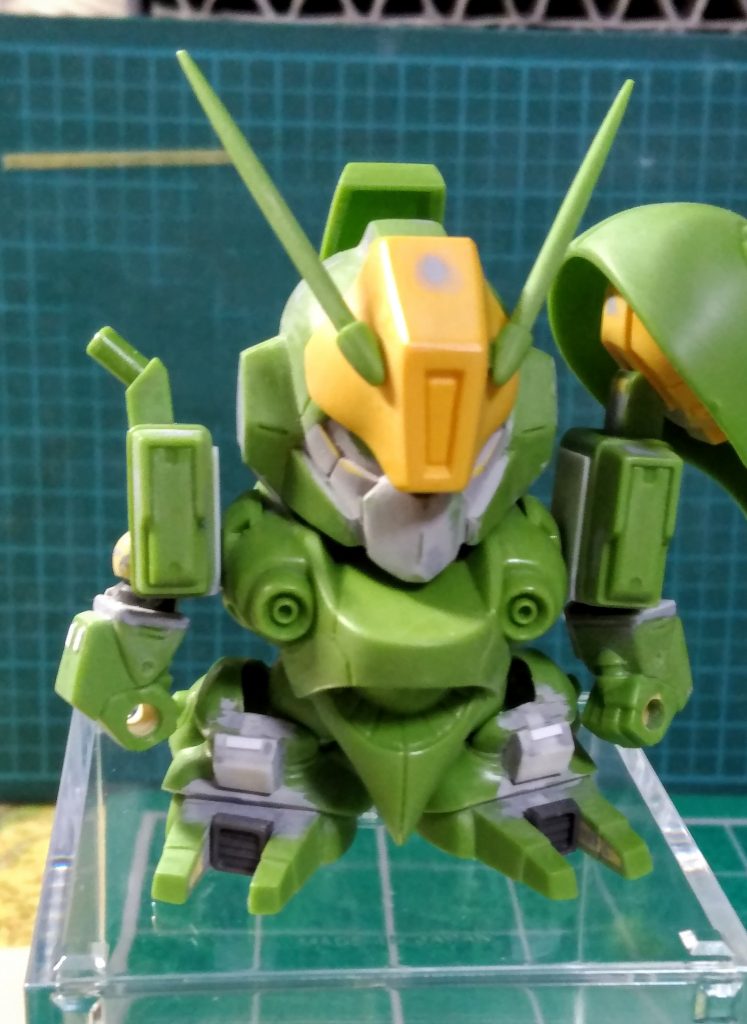 改造点は
顔の成型、足を接着面で2ミリ幅増し
肉抜き部分のパテ埋め、等です。
肩バインダーの接続パーツは、あえて上下逆に付けました。
この頃のSDキットって、手入れだしたら、いくらでも入れたくなります。