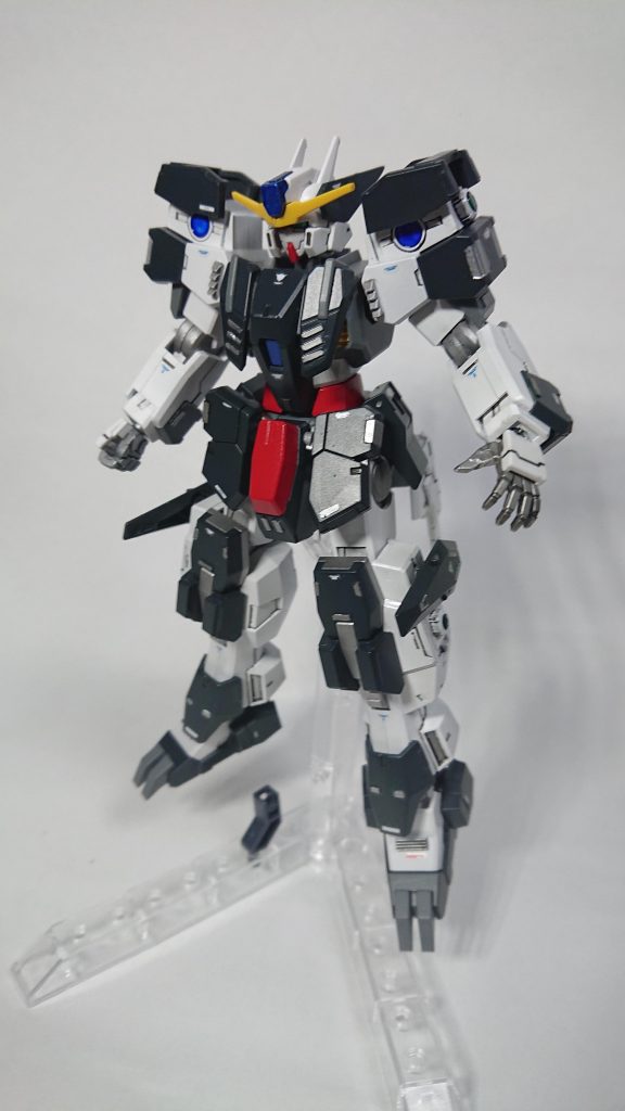 肩部分、足部分にセンサーを増設しています。頭部、背面のライフルビットも使えば索敵能力は抜群です。