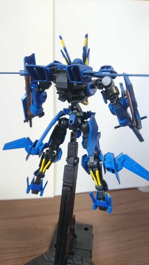 ・後ろから
スラスターをフラッグから流用して背中と足に新たに増設したことで通常のグリムゲルデの倍以上の出力(スピード)を出すことが可能です(^ ^)