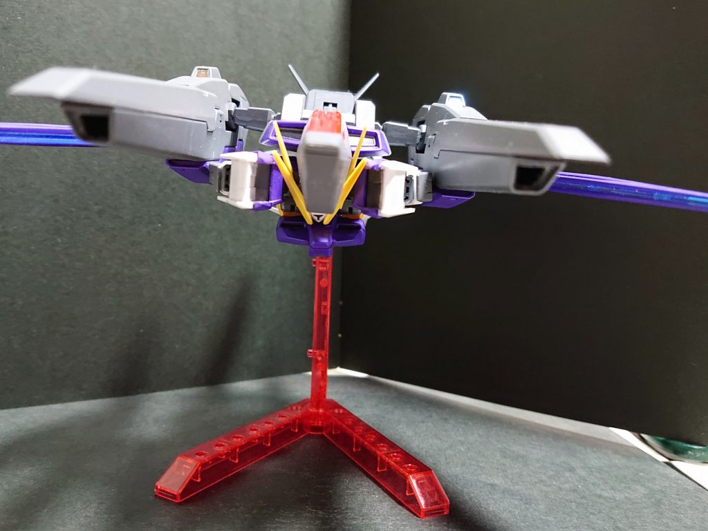 正面から見るとわかるのですが、GNキャノンの砲頭は空けてあります。