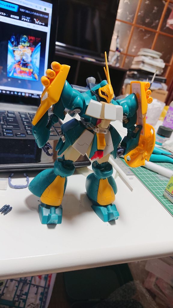 両肩のシールドの表や裏、動力パイプや顔の内部等スクラッチしてます。
塗装前です。