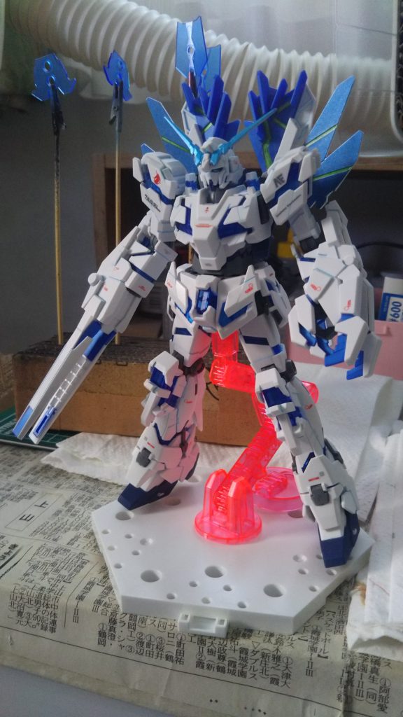 イベントで一緒に購入したユニコーン用のベースで、白と青の機体にベースのピンク色がすべてをかっさらう!