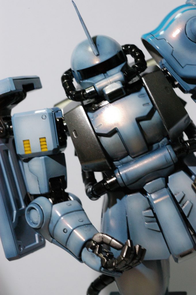 コアはアクリジョンベースグレーを吹いてからガンメタ塗装。