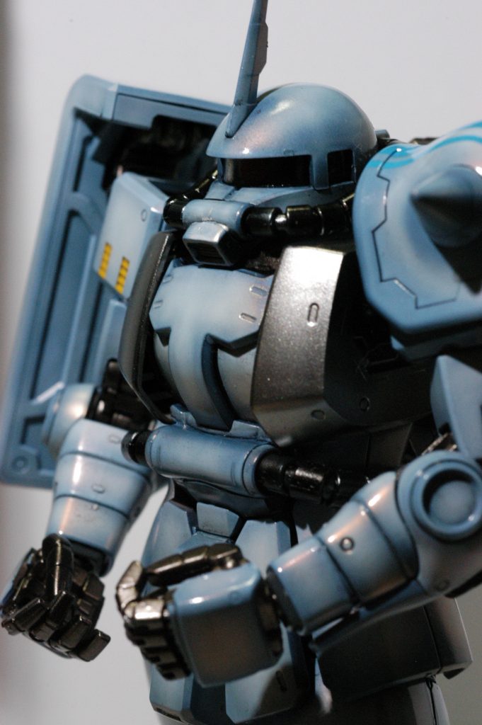 外装は黒立ち上げのシルバーグラデーションの上にクリヤホワイト。