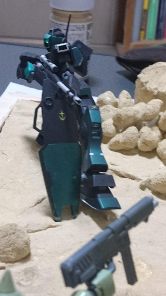 戦場は昼間の砂漠だった。
黒い機体が逆に目立つ！