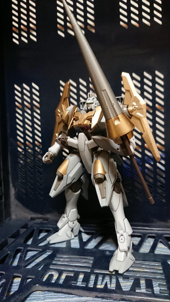 《機体データ》
機体名:ワルキューレジンクス
型式番号:GNX-610T
全高:19.0m
重量:72.4t
動力:GNドライヴ[T]
分類:パワードマリア専用機

同人誌時代の後半エピソードに登場する、パワードマリア専用のジンクス。
軍がパワードマリアの活躍を称えて用意した物で、ジンクスIIIをベースに、アドヴァンスドジンクス用の試作パーツを組み込んだ超高性能機として仕上がっている。
普段は連邦軍基地に格納されており、パワードマリアがコールサインを送ると、地球の裏でも飛んでくる。

顔がいわゆる「ガンダム」を模した物になっているが、これは執筆当時はガンダムが世間に悪いイメージを持たれており、自分を漫画から追い出した世間への皮肉と反骨から敢えてそうしたという逸話がある。
連載復帰時には逆にガンダムが好印象を持たれるようになったからか、同人誌時代と変わらぬ姿で登場し続けている。