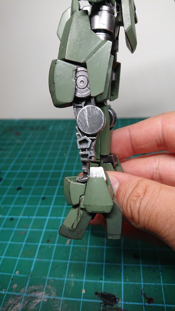 グレイズフレームを切断して細くして、リーオー脛パーツの内部を削って瞬間接着剤で接着。