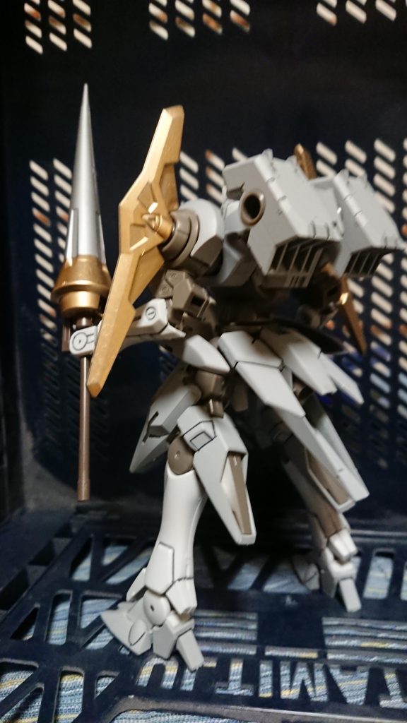 《特種機能》
・特種バックパック
重力下での運用データを元に試作されたバックパック。
試作型の増加粒子タンク、高機動GNバーニアを備える。

・GNディフェンスロッド
肩に装備されている防御機構。
GN粒子を制御するグラビリカルアンテナとしても機能する。

・オメガニウム合金
月面で採取されるオメガニウムを加工した特種な合金。
本機体の金色のパーツはこれである。
GN粒子下にあると非常に高い防御力を発揮する。
その一方で希少かつ高価。
………当然だが、これは架空の物質であり、現実には存在しない。