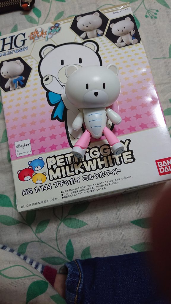 持ち合わせ感満載のプチッガイちゃん。
今回はお腹のスミ入れをガンダムマーカーのメタブルーでした以外は、何も手を加えてません。
ほぼ素組みです