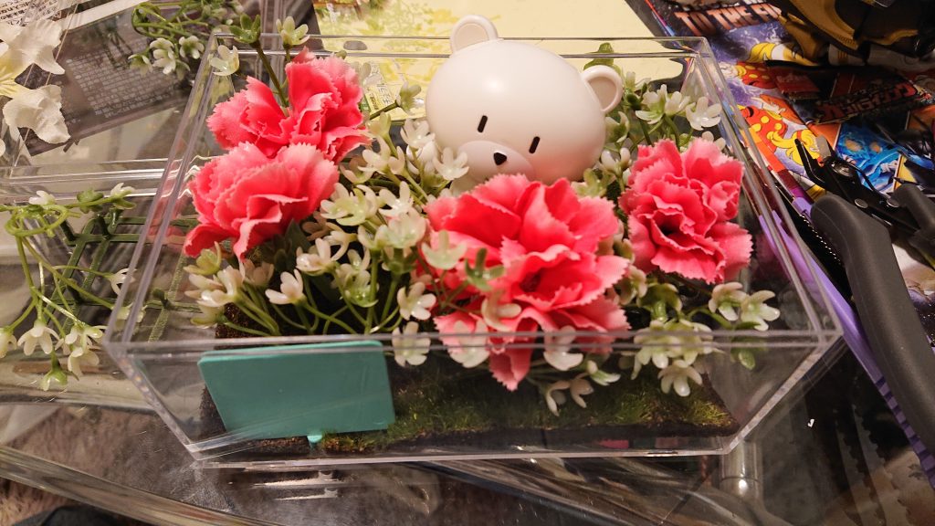 で、箱に造花と合わせて構図確認です