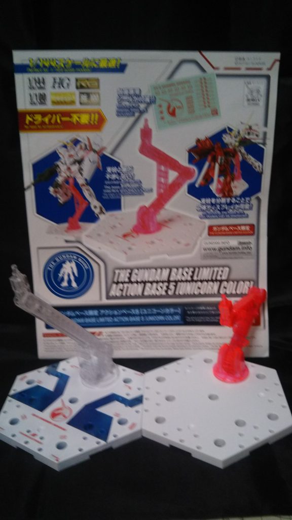 という事でクリアのアクションベース4を購入!ユニコーンガンダムの胸部分をイメージして裏からサイコフレーム塗料で塗装、マスキングで白塗装!