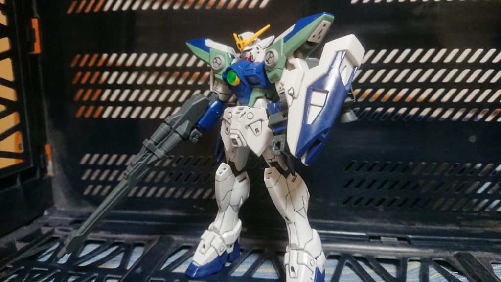 《機体データ》
機体名:ウイングガンダムセラフィム
型式番号:OZ-G01
頭頂高:16.7m 
重量:8.0t 
ファイティングアビリティレベル:130
ウエポンズアビリティレベル:120
スピードアビリティレベル:140
パワーアビリティレベル:120
アーマードアビリティレベル:130
戦時中、ウイングガンダムのデータと断片的に残されたウイングガンダムゼロのデータを元にロームフェラ財団の戦争推進派が開発しようとした「量産型ガンダム」の一機。
開発コードは「アルスナル」。
十機ほど製造されたが、当時のロームフェラ財団内部で反ガンダム感情が強かった事と、MDの台頭により開発・製造が打ち切られた。
外見はゼロに似るが、性能的にはウイングガンダムに近く、バードモードへの変形機構はオミットされている。
また頭部はトールギスと同じタイプで、ガンダムタイプのマスクを外すとリーオーのような顔が隠れている。
現存する機体はマリーメイア軍に回収され、聖歌隊のコンサートホールに偽装した軍事基地に研究材料兼予備戦力として保管されていた。
が、新教聖歌隊(その正体はマリーメイア軍の特種部隊)のティエル・ノンブルーによって強奪される。