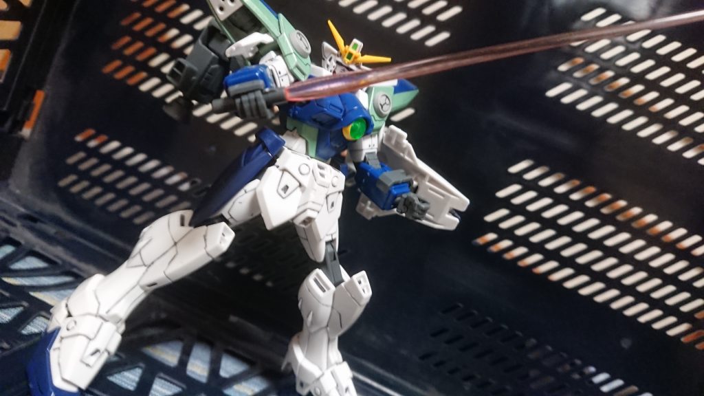 《関連人物》
・ティエル・ノンブルー
マリーメイア軍の新教聖歌隊に所属する少女。
行方不明になった兄が、ロームフェラ財団のガンダム量産計画に関わっていた事を知り、聖歌隊を脱走。
保存してあった本機を強奪し、兄が行方不明となった戦士の墓(大戦時の兵器の廃棄プラント)に向かう。