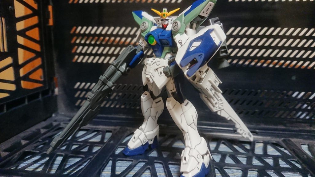 《バリエーション》
機体名:ウイングガンダムセラフィム改
型式番号:OZ-G01-C
頭頂高:16.7m 
重量:8.5t 
ファイティングアビリティレベル:140
ウエポンズアビリティレベル:130
スピードアビリティレベル:150
パワーアビリティレベル:130
アーマードアビリティレベル:130
戦士の墓にて謎のガンダムと交戦し、中破されてしまったウイングセラフィムを、騒動を聞き付けてやってきたハワードが改修した機体。
MDの制御プログラムを応用した制御システムを内蔵した事により、暴走の危険性は無くなった。
腰部ウイングバインダーによる高機動化や、改造されたバスターライフルにより戦闘力も上がっている。