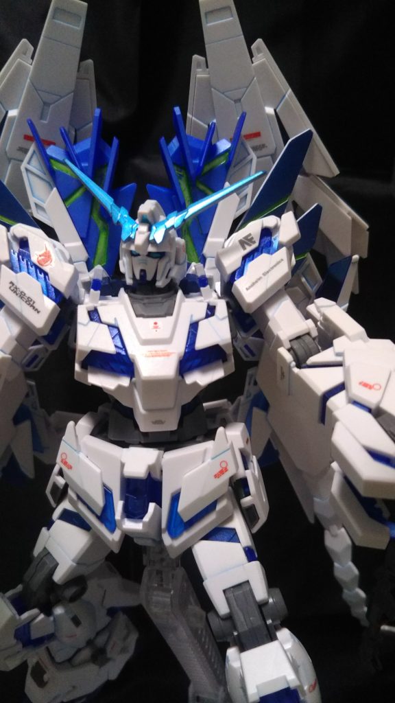 サイコフレーム部分はクレオスクリスタルのサファイアブルーにガイアの蛍光ブルーで、スミ入れはガイアエナメル蛍光ブルーです。