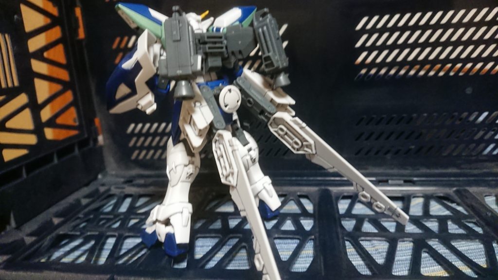 《追加機能》
・バスターライフル改
バスターライフルをウイングガンダム用の予備パーツで改修した物。
分離してビームライフルになる他、ビーム刃を展開する事も。
・ウイングバインダー
腰部に連結した追加装備。
戦士の墓に眠るパーツからハワードが開発した新型のスラスターユニット。
制御システムの中枢がある。