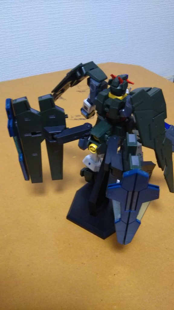 フロントとバック。ビットのせいで自立してくれません。
使用したキットはサバーニャ、ケルディム、デュナメス、ダブルオーです。