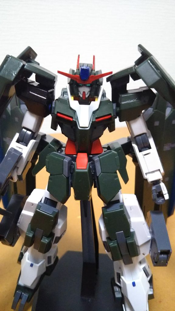 バストアップ。頭部はサバーニャそのままですが、色を変えるだけで大分印象が変わりますね。胴体と肩はダブルオー。もちろん右肩は黒く塗ってます。