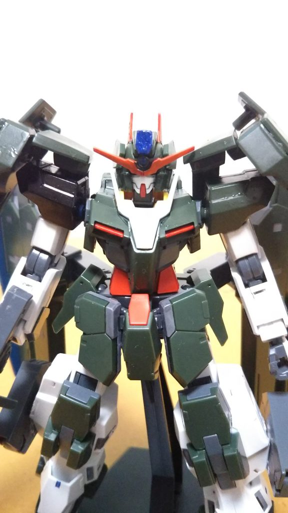 ガンカメラ起動。下半身はサバーニャそのまま。GNシールドは太陽炉の基部に接着してます。