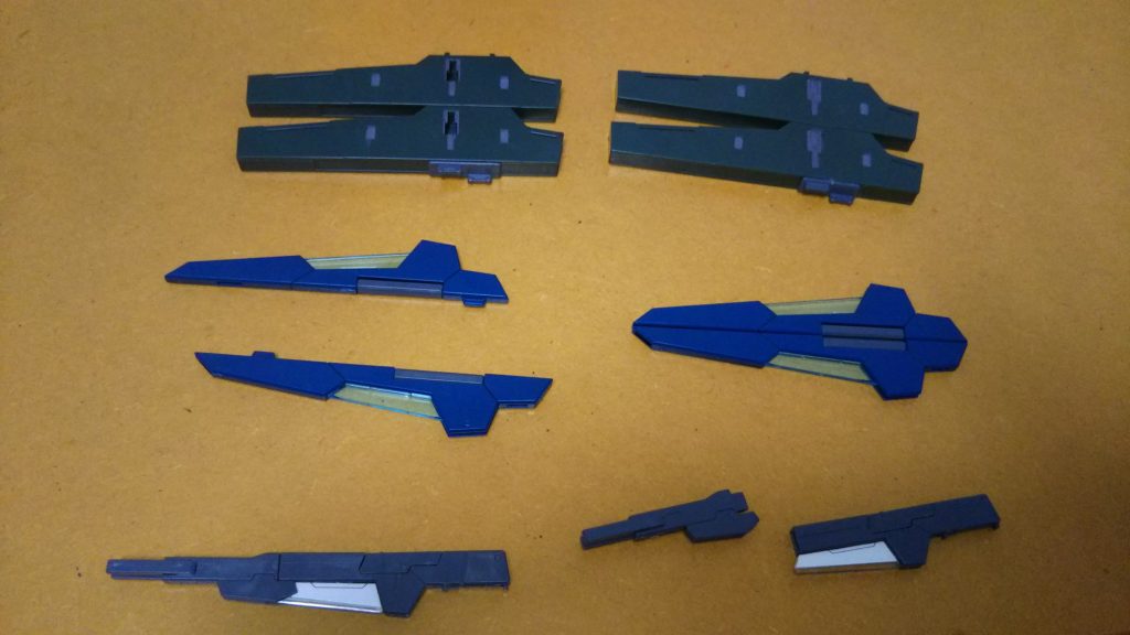 ビットたち。
ホルスタービットにケルディムのライフルビット接続基部を接着してます。
GNライフルビットは二機が合体して極太ビームを撃ちます。