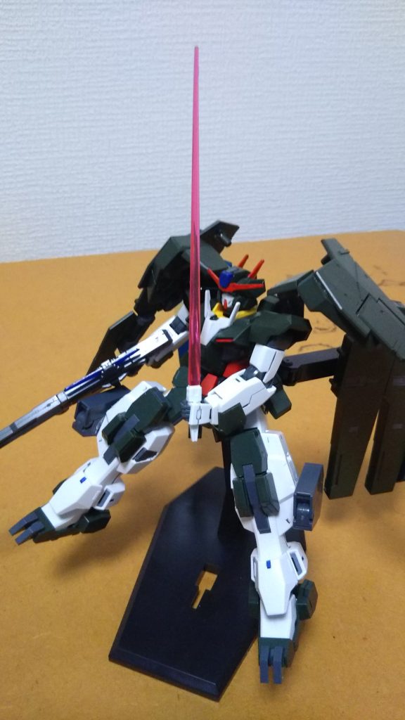 一応ビームサーベルも装備。
足のガンカメラがあった出っ張りに収納されているという設定です。